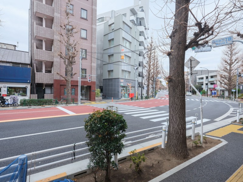 南西向きで陽当りの良い空間は暮らしに大切なリフレッシュ空間を楽しめます。周辺にはスーパーやコンビニがあるので、日常のお買い物が便利です。