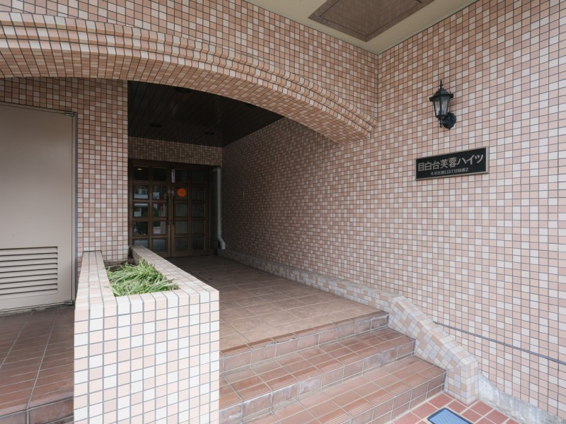 エントランスの外まで管理が行き届いた綺麗なマンションです。共用部分も綺麗に整えられています。2024年にエレベーターリニューアル工事を行っています。