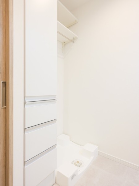 ◆ランドリー収納◆置場に困る洗濯用洗剤などを収納できる戸棚を造作しました。扉付きなので生活感を隠せるのもうれしいポイント。新たにラックを設ける必要がなく、スタイリッシュな空間を維持できます。