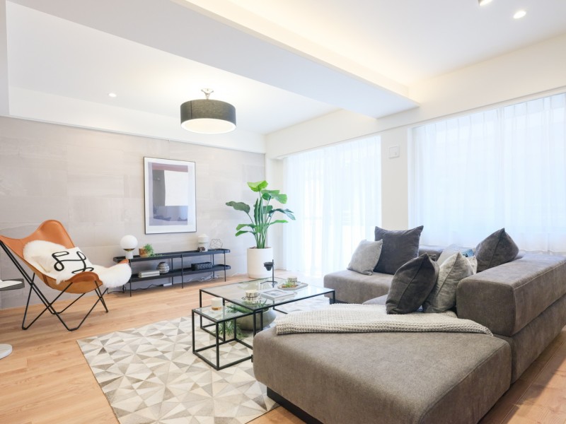 心地よい素材感を活かし、ぬくもりが感じられるナチュラルテイストな住空間です。ピクチャーレールを設置したので壁を傷つける心配なくお気に入りのアートやグリーンを飾りインテリアを楽しめます。