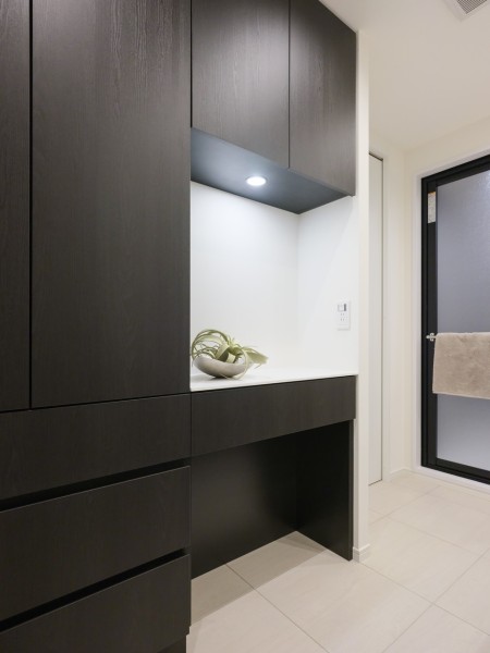 ◆洗面室収納◆洗面室にはタオルや着替え、洗剤などの収納に便利なリネン棚を備え付けました。こまごました物が多くなるスペースだからこそ、使いやすさを重視した工夫を詰め込みました。