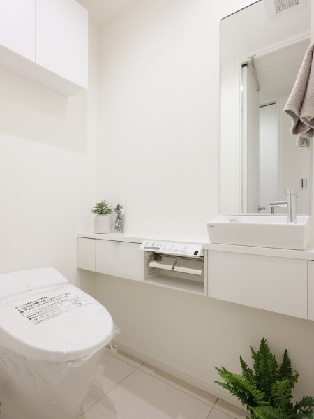 レストルームには手洗いカウンターを備え付けました。カウンター下は収納としてもお使いいただけます。上品さが宿るホワイト基調のレストルームです。