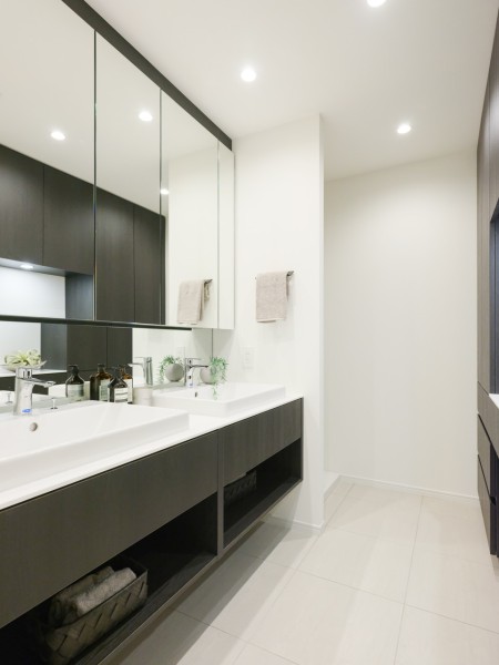 洗面化粧台は、キッチンと同じく田中工藝製で上品さが宿ります。洗面化粧台にはまるでホテルのようなダブルボウルデザインを採用しました。