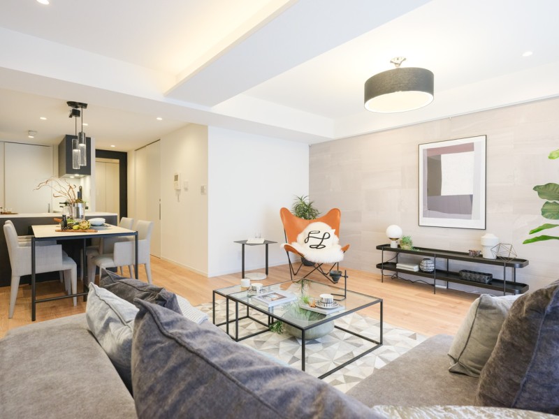 自然光が降り注ぐ、開放的なリビングです。リビングダイニングには床暖房があり、1年中快適にのびやかにお過ごしいただける住まいです