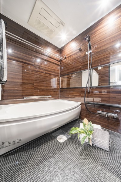 一日の疲れをしっかりと癒すゆったりサイズのバスルームです。空間を広く感じさせるワイドミラーを配し、くつろぎのリラクゼーションタイムを心行くまでお楽しみいただけます。