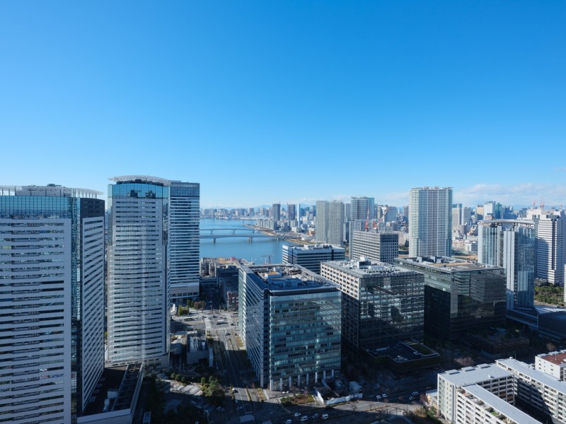 都心らしい高層ビル群と心安らぐ運河が共存した眺望です。胸のすくパノラマビューに凛とした空気が流れ込みます。都心ならではの夜景も楽しめそうですね。
