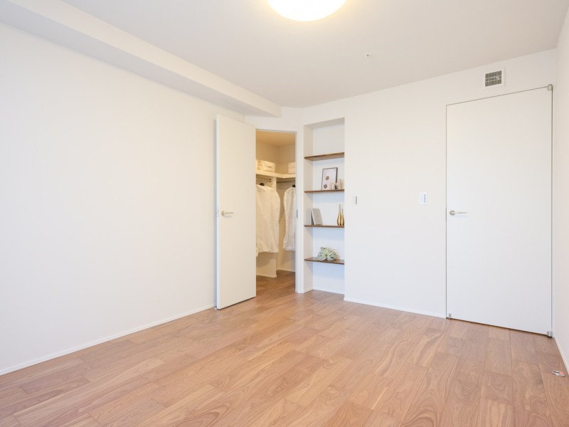 洋室1では温もりを感じるフローリングやホワイトで統一された壁紙がやわらかい雰囲気を演出してくれます。過ぎゆく時間をのびやかに感じ、プライべート時間を満喫できるお部屋です。