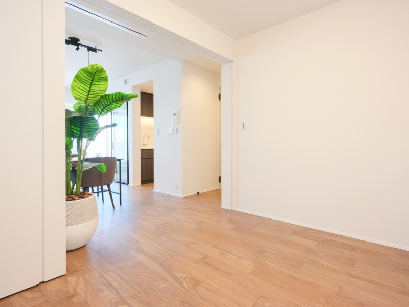 リビングに隣接しながらも、プライベート性の高い洋室2です。普段は引き戸を開放し拡張リビングとして使ったり、引き戸を閉めてプライベート空間を隠したり、フレキシブルにお使いいただけます。