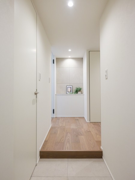 お部屋のお顔となる玄関は爽やかで明るいスペースに。人感センサー付きライトを設置したので、暗い時間帯のご帰宅や両手が塞がっているときも快適です。