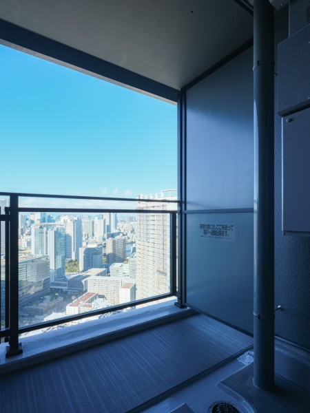 バルコニーからは、遠くまで空が見渡せる眺望が広がっています。見晴らしの良い高層階は都会の生活をより高めてくれます。