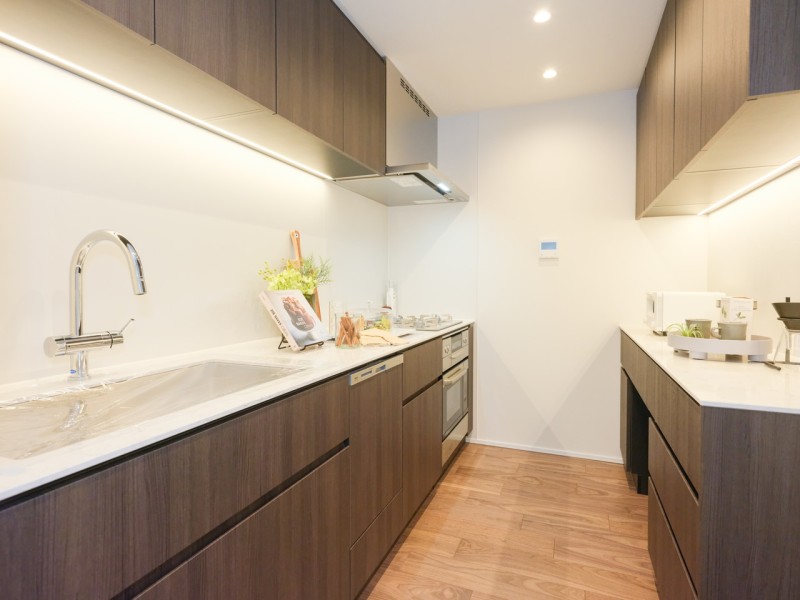 お料理に集中できる約3.7帖のキッチンスペースです。お料理をする場所としてだけではなく、好きなものに囲まれた空間をお楽しみいただけます。生ごみをすぐに処理できるディスポーザー付きです。