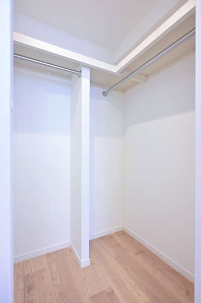 洋室1のウォークインクローゼットです。枕棚もしっかりとあるので衣類や鞄、かさばりやすいアウターなど、たっぷりと収納できます