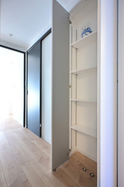 廊下に収納を設置しておりますので、日用品や非常災害備蓄品などもしっかりと収納ができるので、お部屋がスッキリと片付けられます