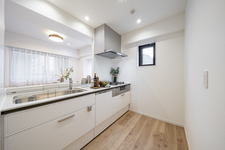 LIXIL製システムキッチンを新規設置しました。開放的な人気のオープンキッチンは、リビングの様子を見ながら家事ができるので安心です。窓もあり換気・通風良好です