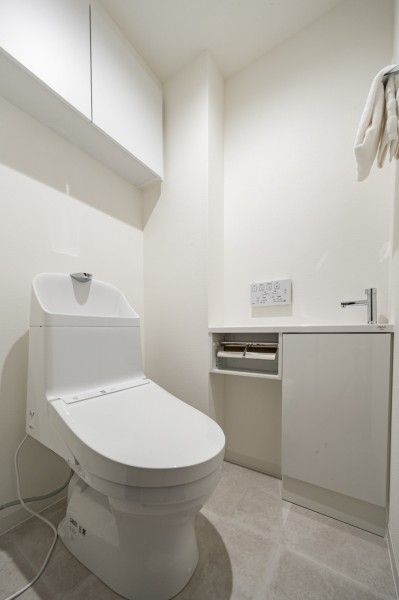 TOTO製ウォシュレット一体型のトイレは、お掃除の手助けをしてくれる便利機能が搭載されています。手洗いカウンターを設置し、家族やゲストが気兼ねなく使用していただけます