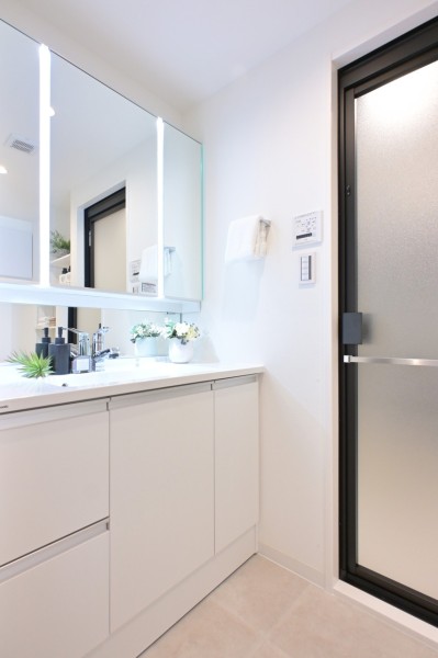 白を基調とした清潔感溢れるデザインの洗面化粧台です。細々したものが多くなる場所だからこそ、使いやすさを重視した工夫がいっぱいです