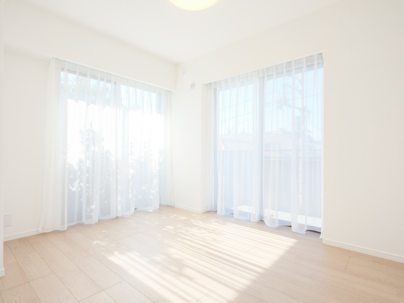 洋室3にも明るい自然光が注がれます。のびやかな空間の中で、ほっと一息つけるやすらぎの時間が流れます。