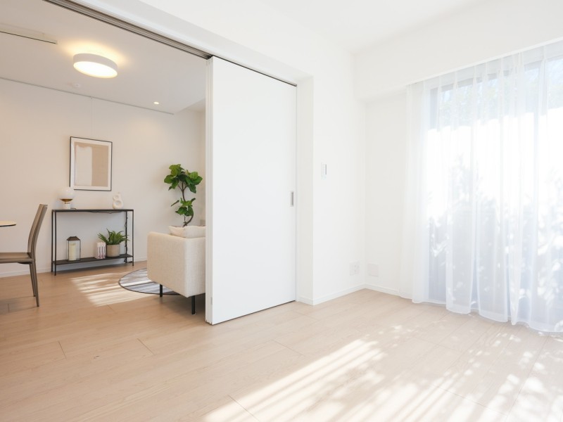 引き戸を開放することで、お隣のリビングダイニングキッチンと合わせて約18帖の拡張リビングとしてもお使いいただけます。