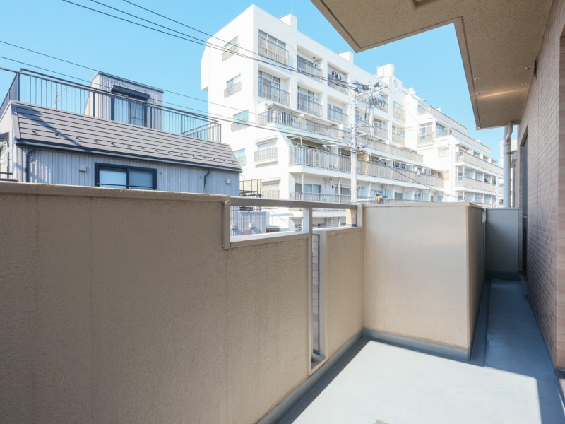 バルコニーからの眺望です。目線を上げると開放的な青空や、だんだんと変わっていく空の色を愉しめます。