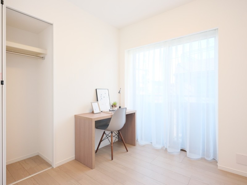 洋室2では温もりを感じるフローリングやホワイトで統一された壁紙がやわらかい雰囲気を演出してくれます。