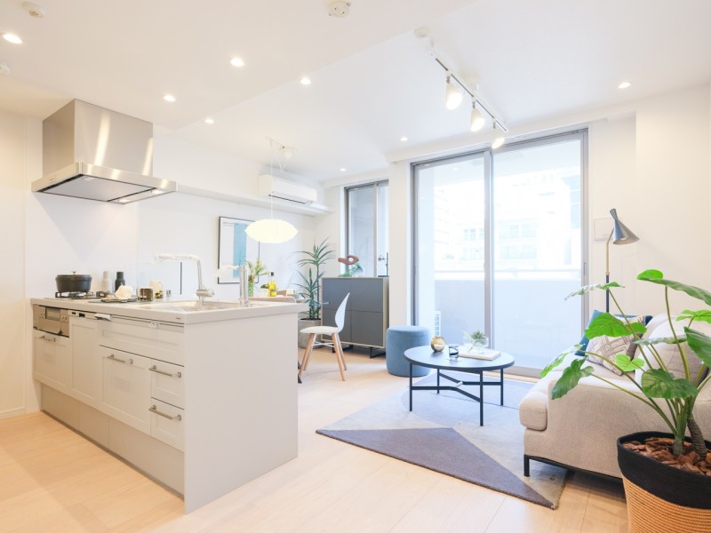 窓からは明るい自然光が降り注ぎ、彩り豊かな暮らしを演出します。心地よい時間が流れるお部屋は、毎日が忙しいあなたもほっと一息つける安らぎの空間です。