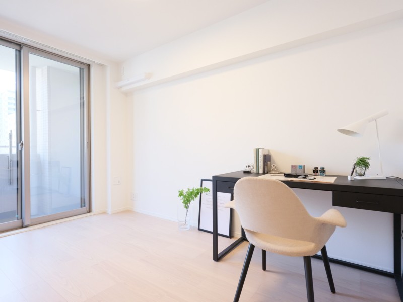 バルコニーに面した洋室1です。お部屋は明るく優しい光が入るので、快適な空間でリラックスできます。主寝室として、過ぎゆく時間をのんびりと感じることができそうです