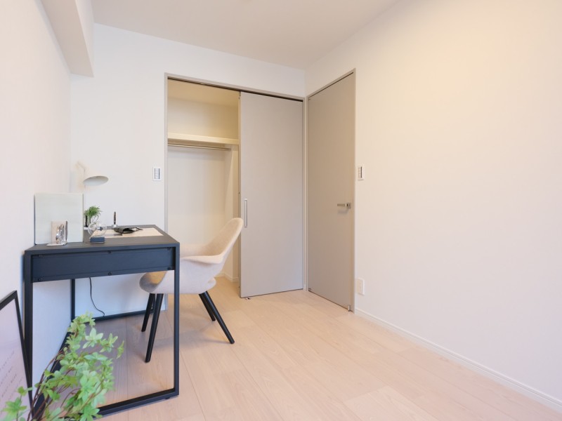 洋室1はウォークインクローゼット付きで居室空間を広々とお使いいただけるお部屋です。過ぎゆく時間をのびやかに感じ、プライべート時間を満喫できるお部屋です。