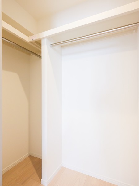 洋室1のウォークインクローゼットです。枕棚もしっかりとあるので衣類や鞄、かさばりやすいアウターなど、たっぷり入る充実の収納を叶えましたので、お部屋をすっきりと整頓することができます。