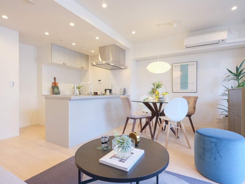 リビングダイニングは明るい色合いのフローリングで、どんな家具にも調和します。お気に入りのインテリアで、お好みの空間づくりをお楽しみいただけます♪エアコン一基備え付けですので、快適に新生活をスタートしていただけます。