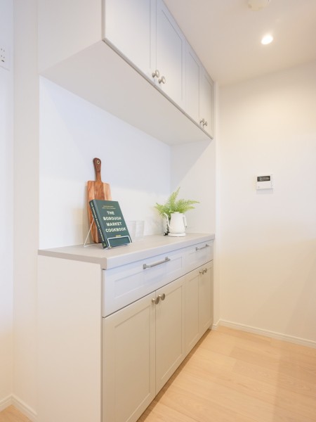 背面にはキッチンと収納豊富なお揃いのカップボードがあり、ワイドなカウンターにはケトルやトースター、電気調理器など、お洒落家電をディスプレイいしていただけます。