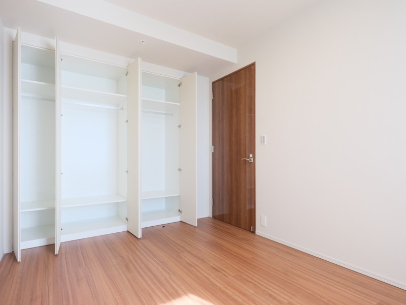 洋室1には間口の広いクローゼットがあるので、お洋服をたっぷり収納できます。棚板もあるので、バッグなどの収納にも便利です。