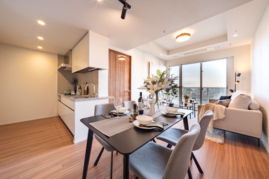 リビングダイニングがお部屋の中心にあるので、ご家族とコミュニケーションが取りやすい間取りです。ご家族団らんのひとときを大切に、より快適にお過ごしいただける空間です。