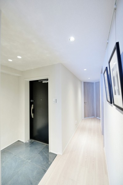 入って正面の壁にはピクチャーレールを設置していますので、壁を傷つけずにアートやグリーンで飾って頂けます。ゲストや家族を優しく迎えるスペースです。