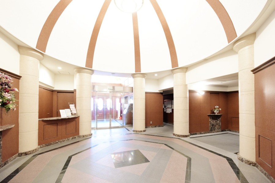 家族やゲストを迎えるエントランスホールはドーム型の天井が印象的なデザインです。2003年建築、総戸数99戸のマンション、ペット飼育可、規約細則はありますが、大切な家族と暮らせます。