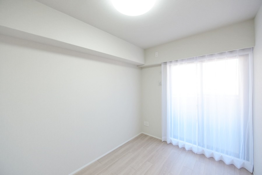 リビングから離れて静かに課題や読書、仕事に集中できそうな洋室2（約5.0帖）です。シンプルな内装なので、インテリアや小物で自分らしい空間づくりを楽しめます。