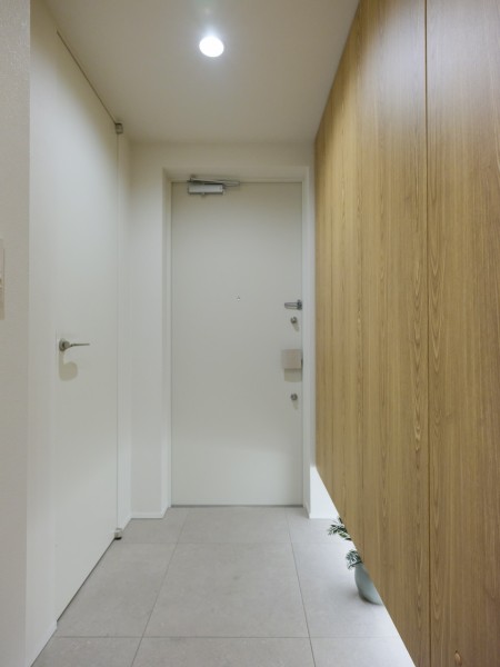 フットライトからのびる光が足元を優しく包み込む気品溢れる玄関です。大容量なシューズインクローゼットが備え付けなので、毎日すっきりした玄関を保てます。