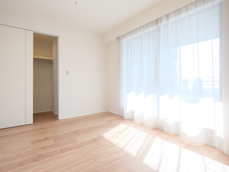 洋室1には頼もしい収納力を持つウォークインクローゼットを備え付けました。居室部分を広々とお使いいただけます。