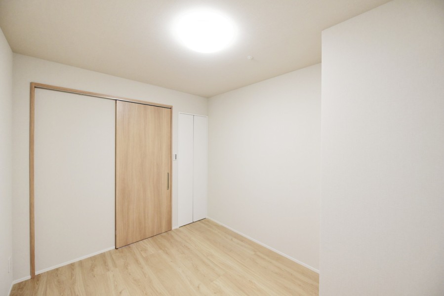 リビングから離れて、静かに自分の作業や課題に集中出来る約5.1帖の洋室2です。書斎やワークスペース、お子様のお部屋にも使いやすい広さです。