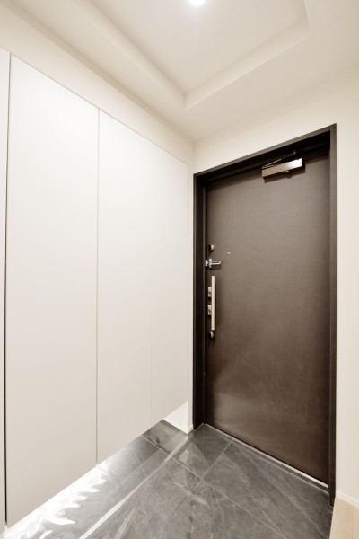 玄関はフットライトが優しく足元を照らし、家族やゲストを迎えてくれます。大容量のシューズボックスをそなえていますので、たっぷり収納でき、すっきりとした空間を保てます。