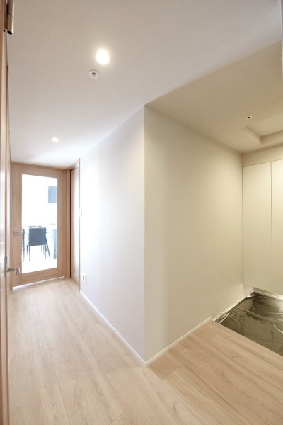 リビングのたっぷりの光を感じるガラス製の建具を採用しています。壁には化粧板を貼り、お部屋との統一感が感じられます。