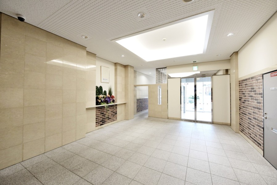 エントランスにはオートロック・防犯カメラが設置されており、セキュリティーも重視されています。留守が多い方でも荷物が受け取れる宅配ボックスもございます