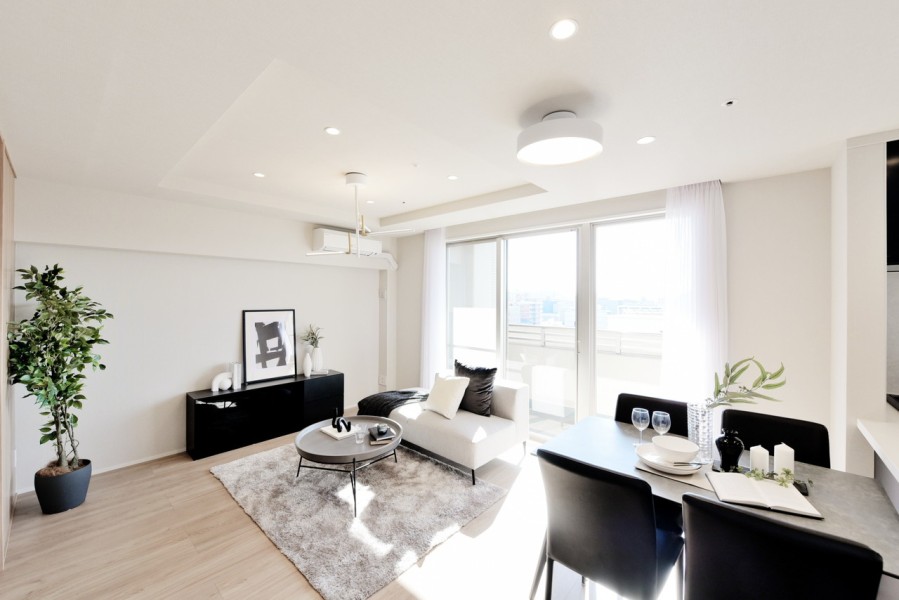 南向きの窓から明るい光が入り、前面を遮る建物もないので開放感のある空間が広がります。隣接した洋室5.1帖の扉を開放すると、よりゆとりのある空間として使用できます。