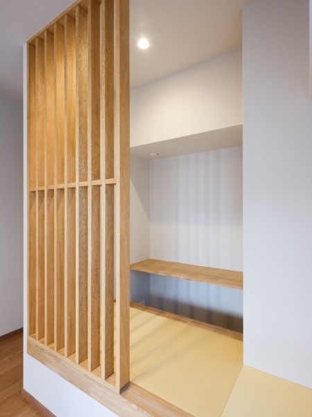 お部屋にはパーテーションで区切られた畳敷の小上がり空間も。約1.5帖の広さがあり、日記をつけたり、読書をしたりといったワークスペースとしてもお使いいただけます。