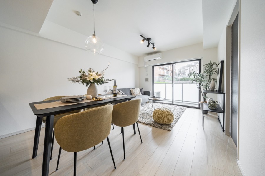 窓からたっぷりと自然光が注がれるリビングダイニングです。心地よい時間が流れるお部屋は、毎日が忙しいあなたもほっと一息つける安らぎの空間です。