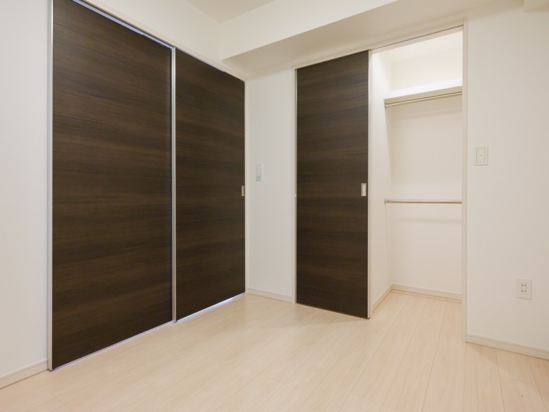 ウォークインクローゼット付きの洋室2です。小物から衣類など、たっぷりと収納して居住スペースを広くお使いいただけるお部屋です。