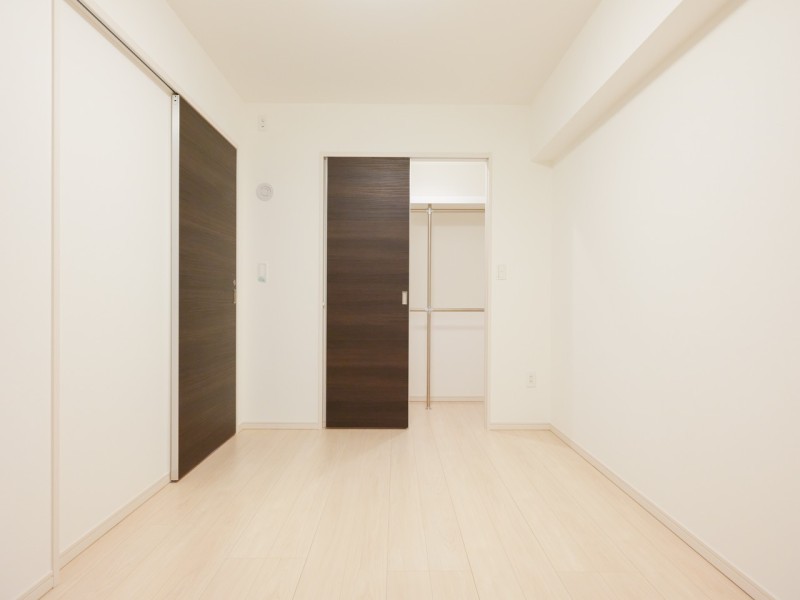 約6.0帖あるサービスルームには、約1.0帖のウォークインクローゼットがあります。オフシーズンのお洋服や家電など、たっぷりと収納できます。