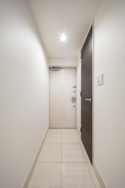 住まいの顔となる玄関は清潔感溢れる空間です。照明は人感センサーなので、夜遅い帰宅時でも明るい空間が出迎えてくれます。