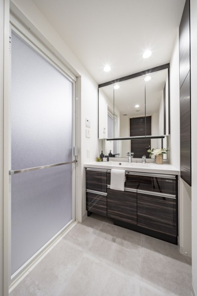 お部屋の内装と統一された、清潔感漂う洗面化粧台です。ミドルミラー付きなので背の低いお子様も鏡を見ながら歯磨きができます。