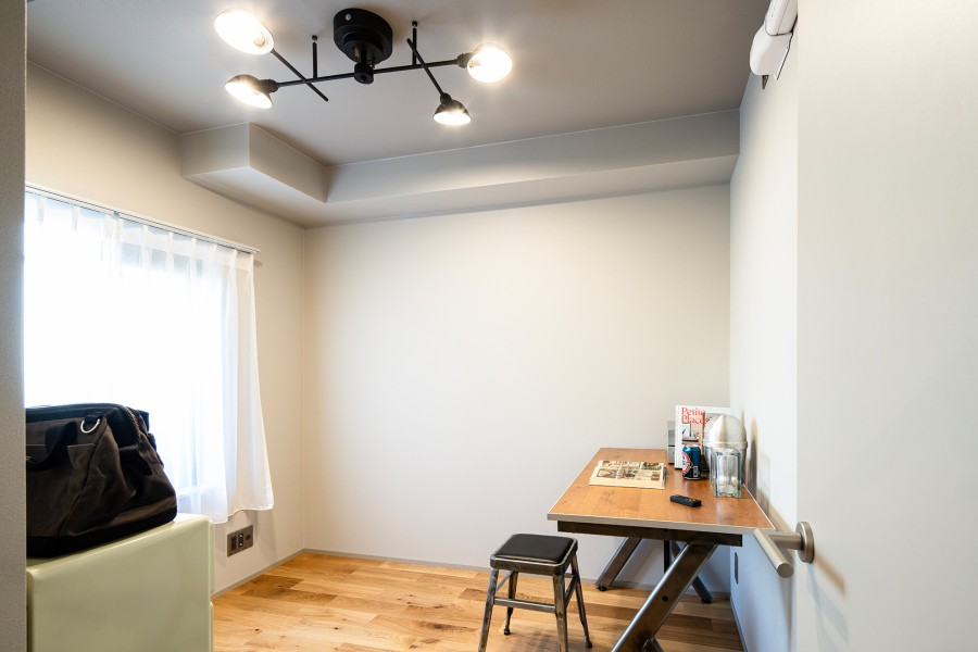 柔らかな光が長時間続く洋室1のお部屋は、勉強や読書など落ち着いて作業したいときのワークスペースにぴったりです。