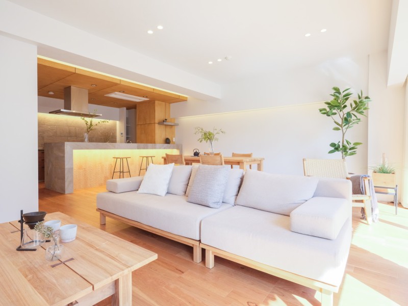 リビングダイニングは約24.8帖の広さを誇り、ご家族で過ごすのはもちろん、ご友人たちを招いて過ごす時間をも充実させてくれる空間です。